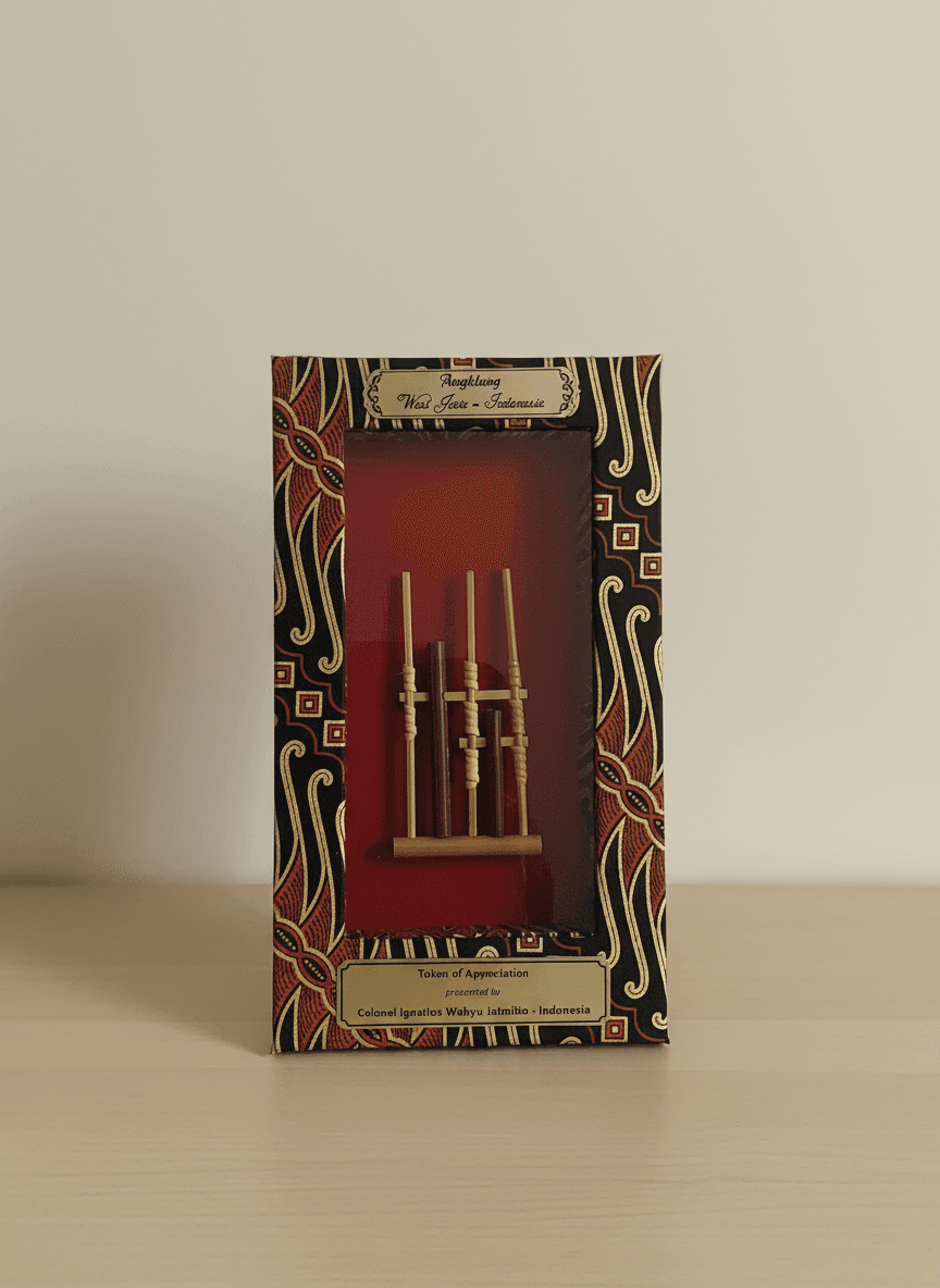 Miniatur angklung frame batik