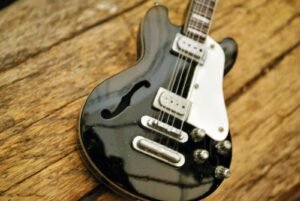 Miniatur Gitar elektrik Hofner black - Gambar 2