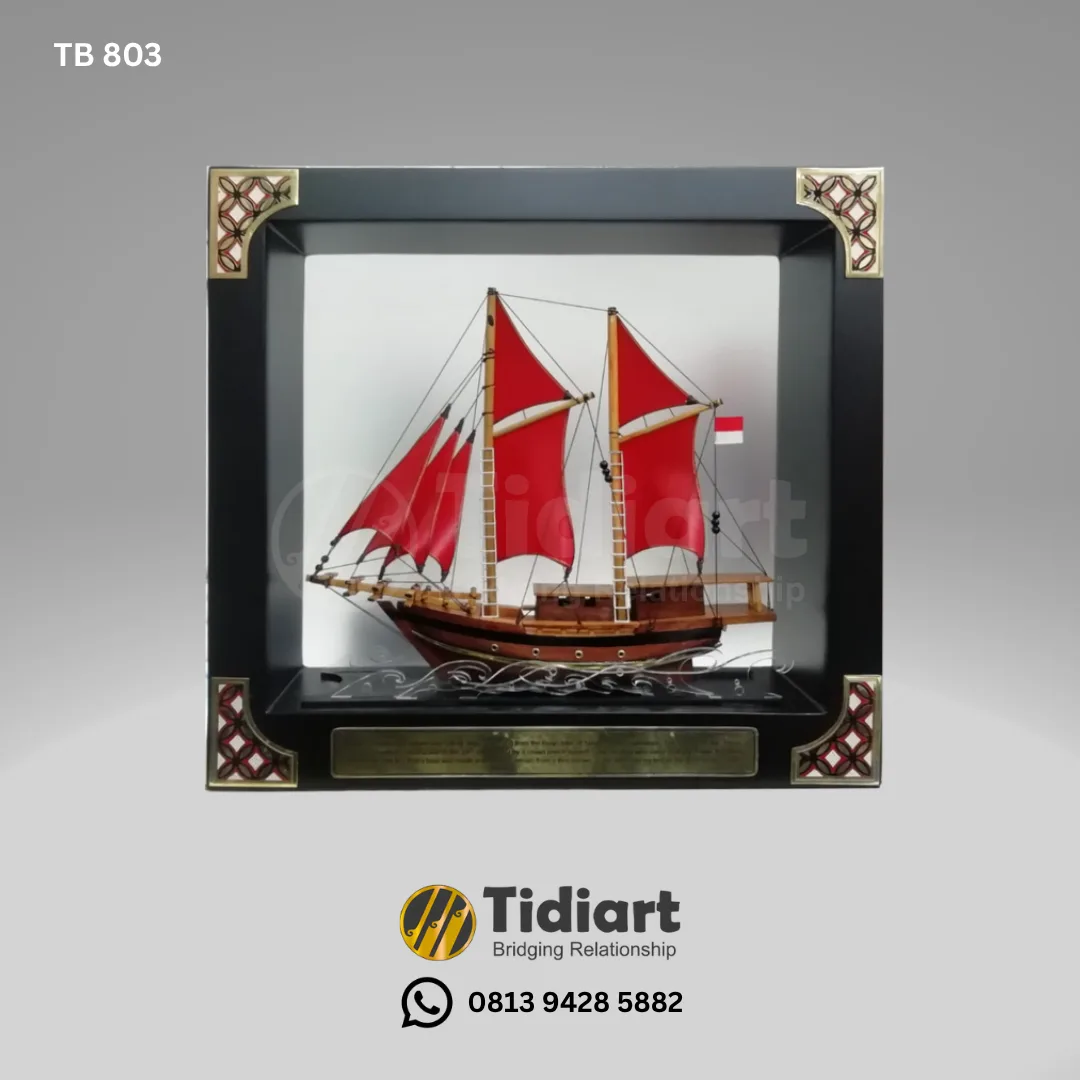 Miniatur Kapal Pinisi Palari