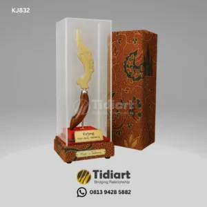 Miniatur Kujang souvenir khas Jawa Barat