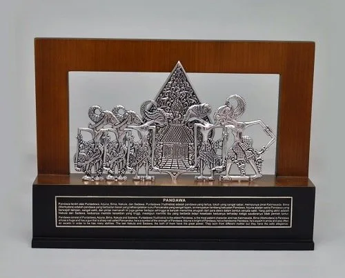 Souvenir Indonesia Wayang Gunungan Pandawa 5 Logam Background Stage Kayu - Gambar 2