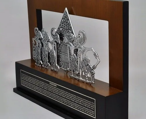 Souvenir Indonesia Wayang Gunungan Pandawa 5 Logam Background Stage Kayu - Gambar 3