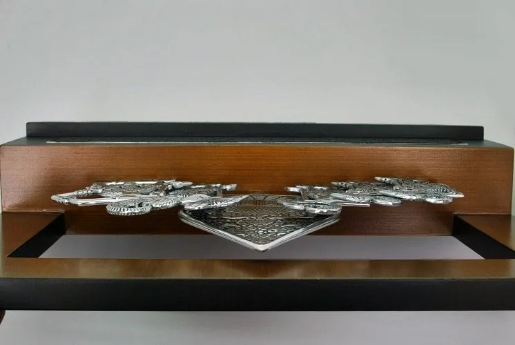 Souvenir Indonesia Wayang Gunungan Pandawa 5 Logam Background Stage Kayu - Gambar 5