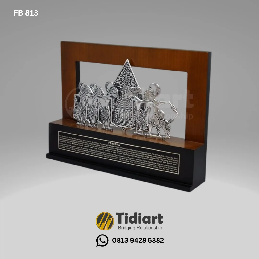 Souvenir Indonesia Wayang Gunungan Pandawa 5 Logam Background Stage Kayu