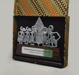 Souvenir Premium Wayang Gunungan Pandawa 5 Logam Stage Kayu - Gambar 6