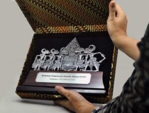 Souvenir Premium Wayang Gunungan Pandawa 5 Logam Stage Kayu - Gambar 5