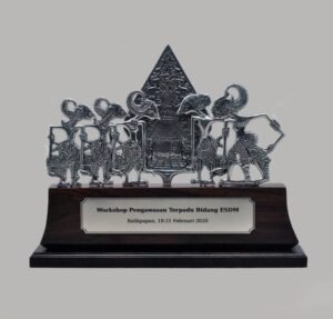 Souvenir Premium Wayang Gunungan Pandawa 5 Logam Stage Kayu - Gambar 3