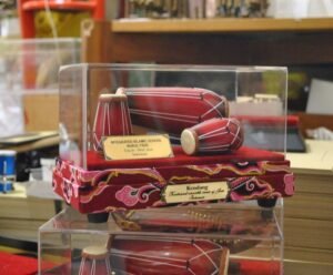Miniatur Kendang Eksklusif Tutup Akrilik