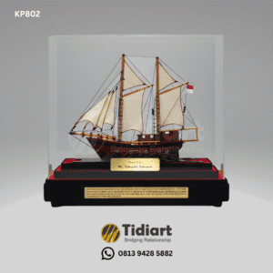 Miniatur Kapal Pinisi Eksklusif Stage Tutup Acrylic - dari Tidiart