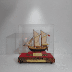 Miniatur Kapal Pinisi Eksklusif Stage Tutup Acrylic - dari Tidiart