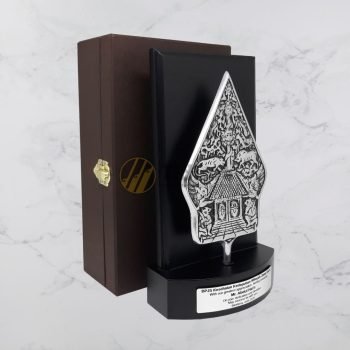 Souvenir Khas Indonesia Gunungan Wayang Borneo Souvenir Khas Indonesia Miniatur Wayang Gunungan Dari Tidiart